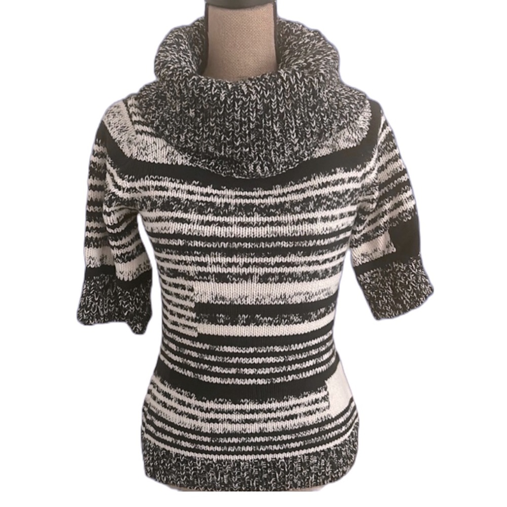 WHBM GORGEOUS COMFY SHORT SLEEVE TURTLE NECK SWEATER / B & W - size MEDIUM